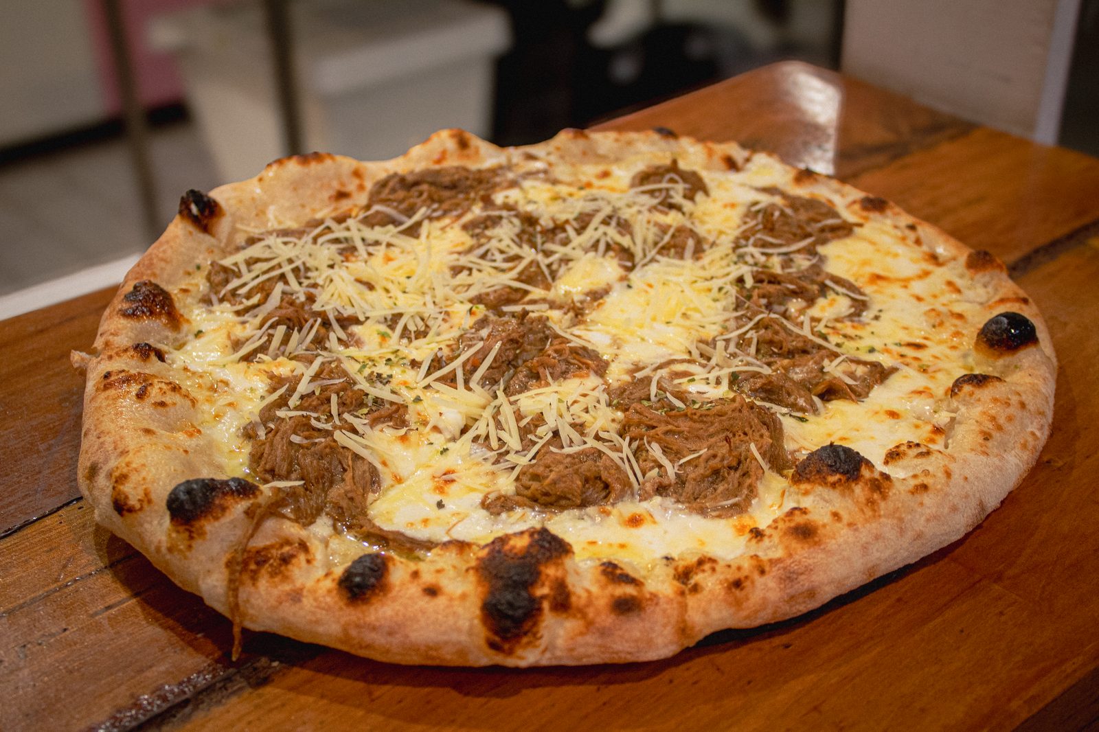 Pizza Mechada real Nicolassa — carne desmechada y queso derretido